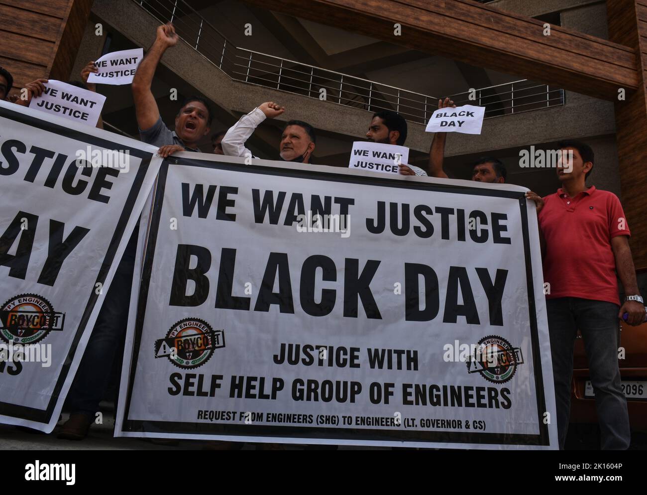Ganderbal, India. 15th Sep, 2022. September 15, 2022, Ganderbal, Jammu and Kashmir, India: Self Help Group of Engineers whom scheme was scrapped by the Government observe ''Engineers Day'' as Black Day. They protest to urged the administration to address their issues and implementation of SLE scheme. (Credit Image: © Mubashir Hassan/Pacific Press via ZUMA Press Wire) Credit: ZUMA Press, Inc./Alamy Live News Stock Photo