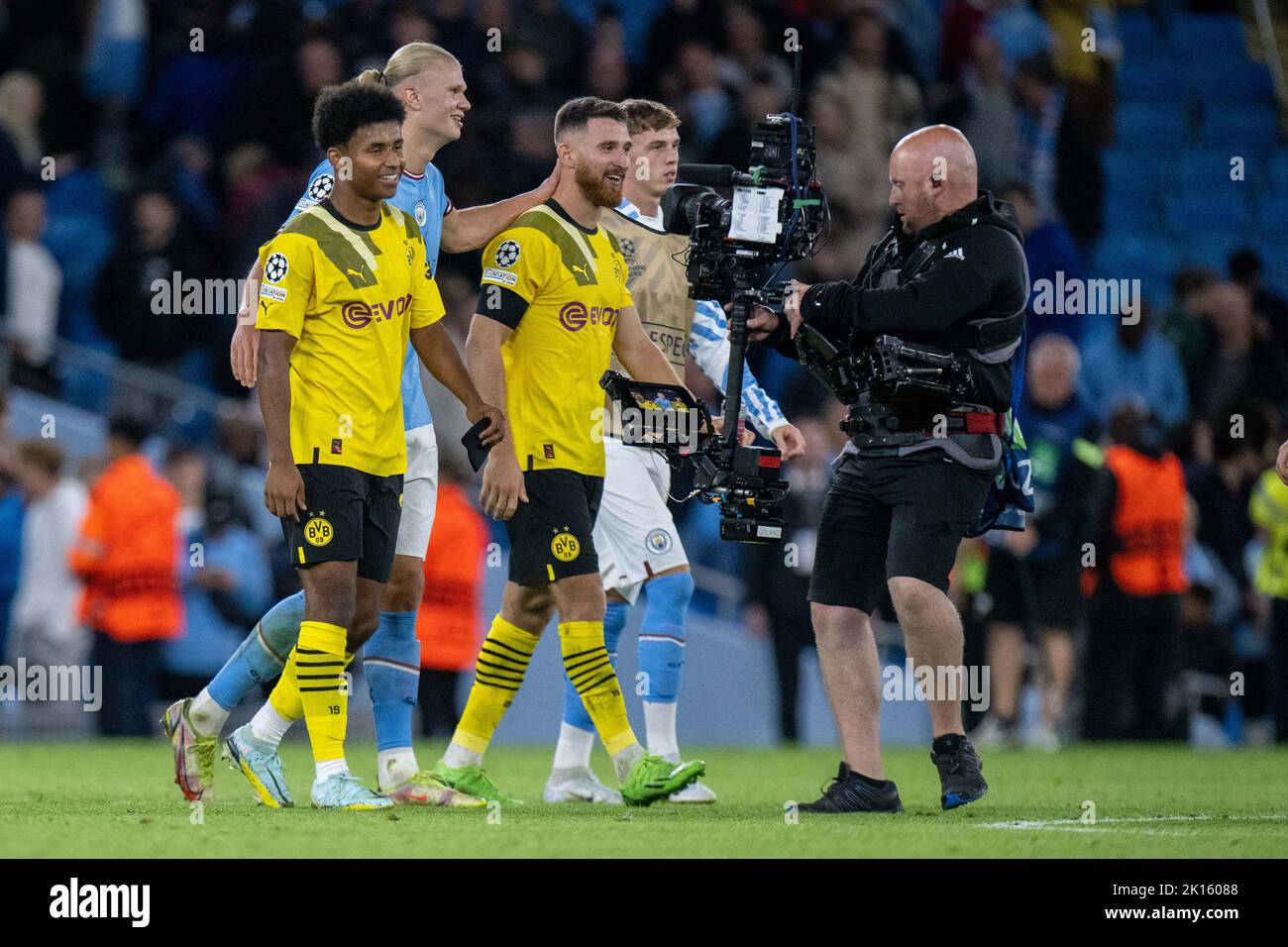 MANCHESTER, ENGLAND - SEPTEMBER 14: Erling Haaland of Manchester City, Karim Adeyemi of Borussia Dortmund and Salih Ozcan of Bprussia Dortmund during Stock Photo