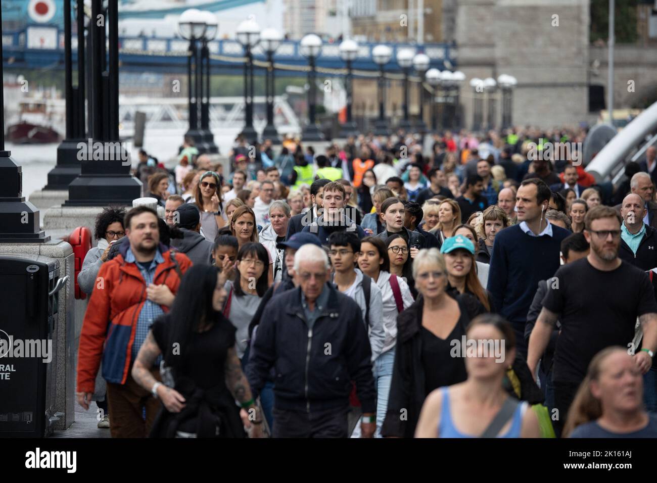 London, UK. 15th Sep, 2022. People queue to pay respects to the Queen ...