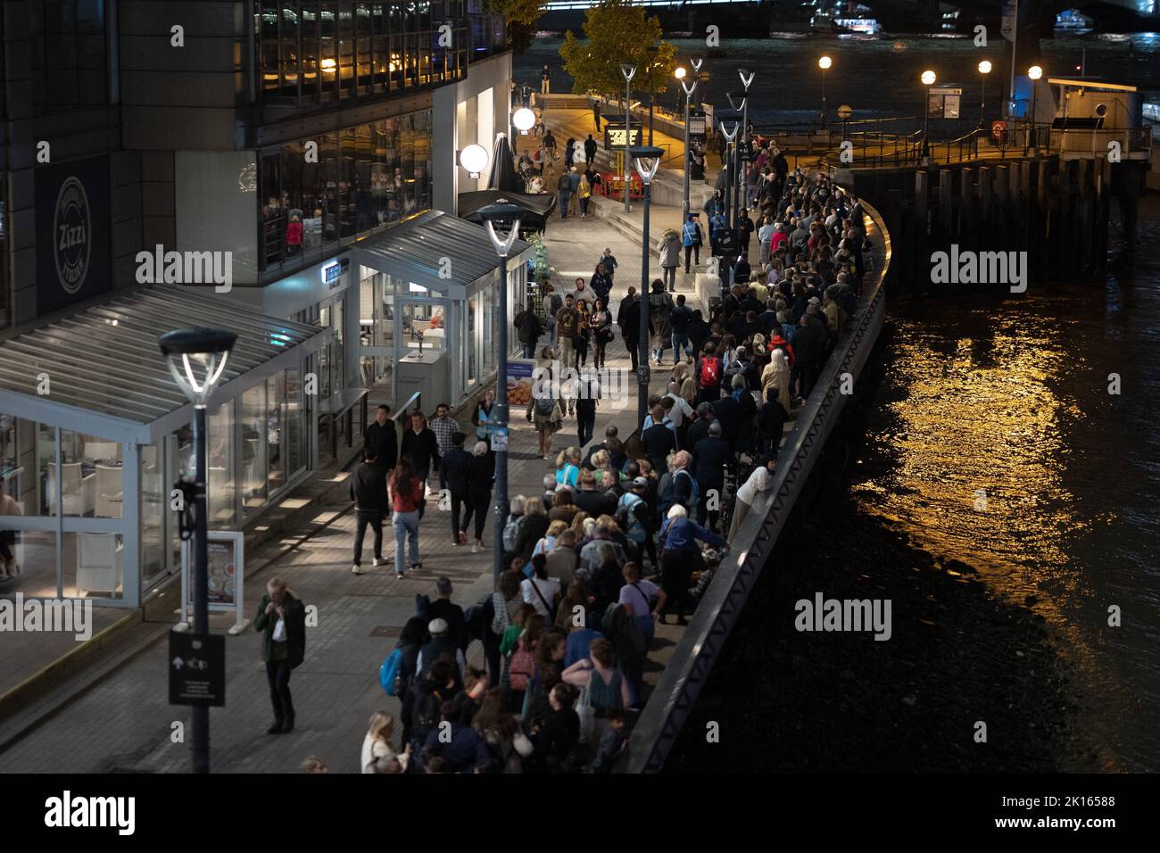 London, UK. 15th Sep, 2022. People queue at night to pay respects to ...