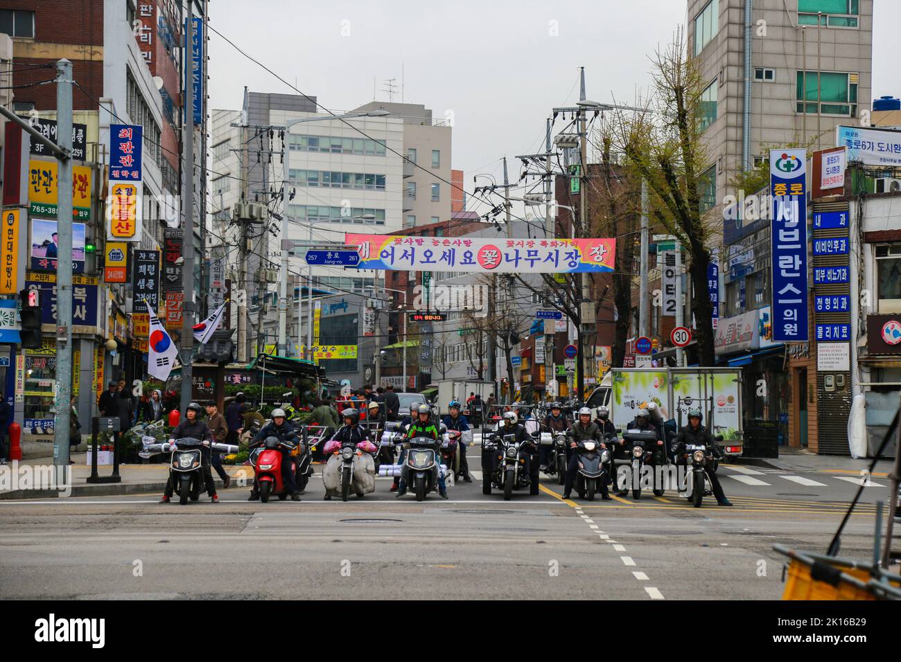 Dongdaemun, a famous fabric wholesaler in Seoul, and employees who transport fabrics Stock Photo