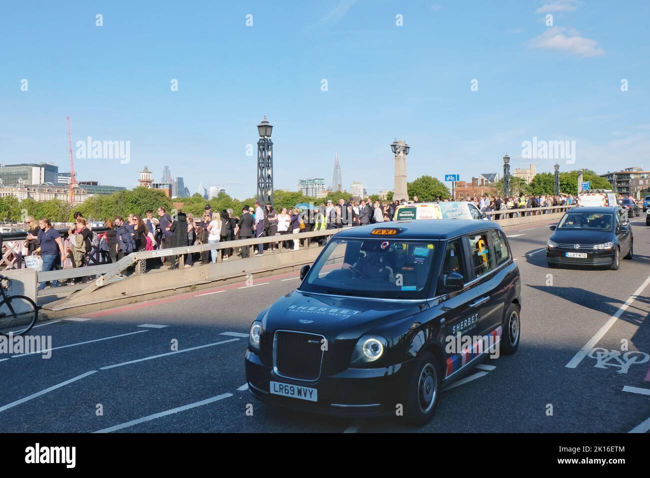 London, UK. Mourners queue on Lambeth Bridge in order to pay their respects to the Queen as she lies-in-state for four days before her funeral. Stock Photo