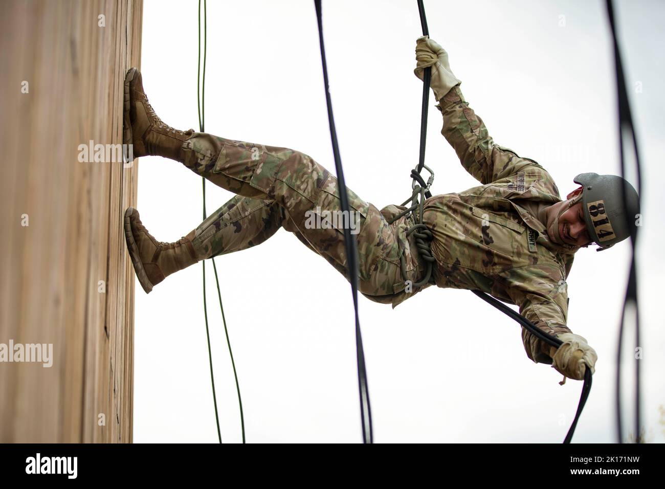 Johnston, Iowa, USA. 6th Aug, 2022. Sgt. Brady Verbrugge, a horizontal construction engineer with Company A, 224th Bridgade Engineer Battalion, Iowa National Guard, rappels from a 34-foot tower at Camp Dodge in Johnston, Iowa, on Septembert. 6, 2022. Over 200 Soldiers and Airmen participated in a 12-day U.S. Army Air Assault course held at Camp Dodge, which trains service members in sling-load operations and rappelling as well as being a test of grit. Credit: U.S. Army/ZUMA Press Wire Service/ZUMAPRESS.com/Alamy Live News Stock Photo