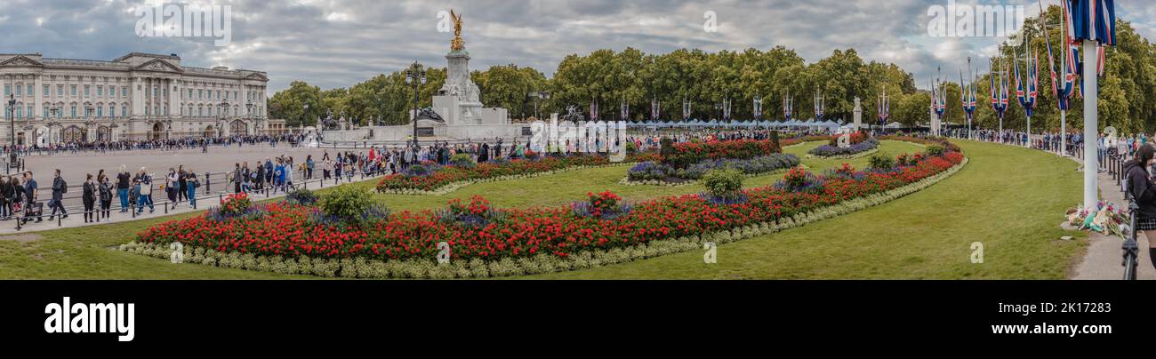 A panoramic view of the queues forming outside Buckingham Palace to pay their respects to Queen Elizabeth II who passed away on 8 September 2022. Stock Photo