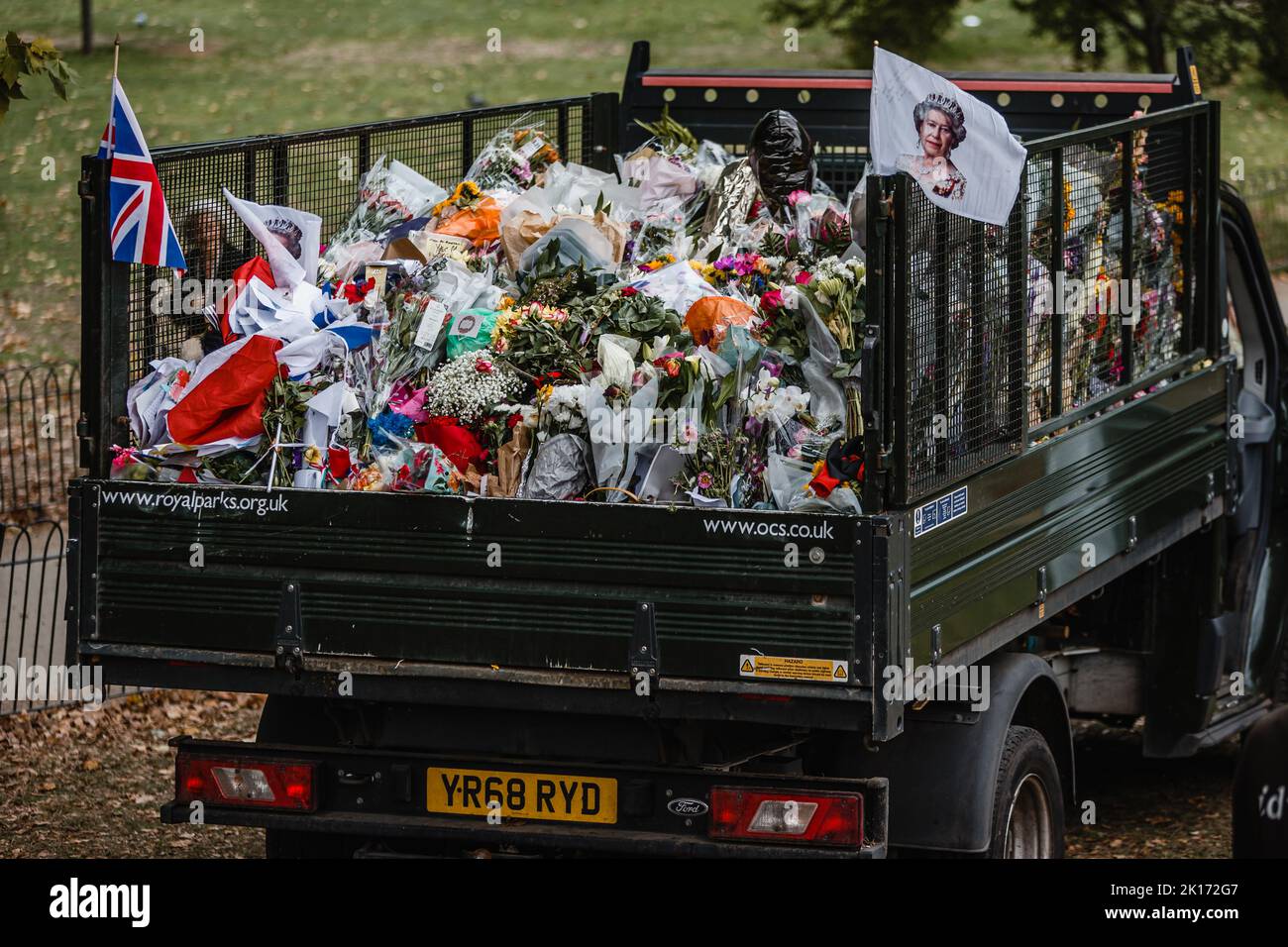 A truck is loaded with flowers that had ben lying outside Buckingham Palace as tribute to the late  Queen Elizabeth II Stock Photo