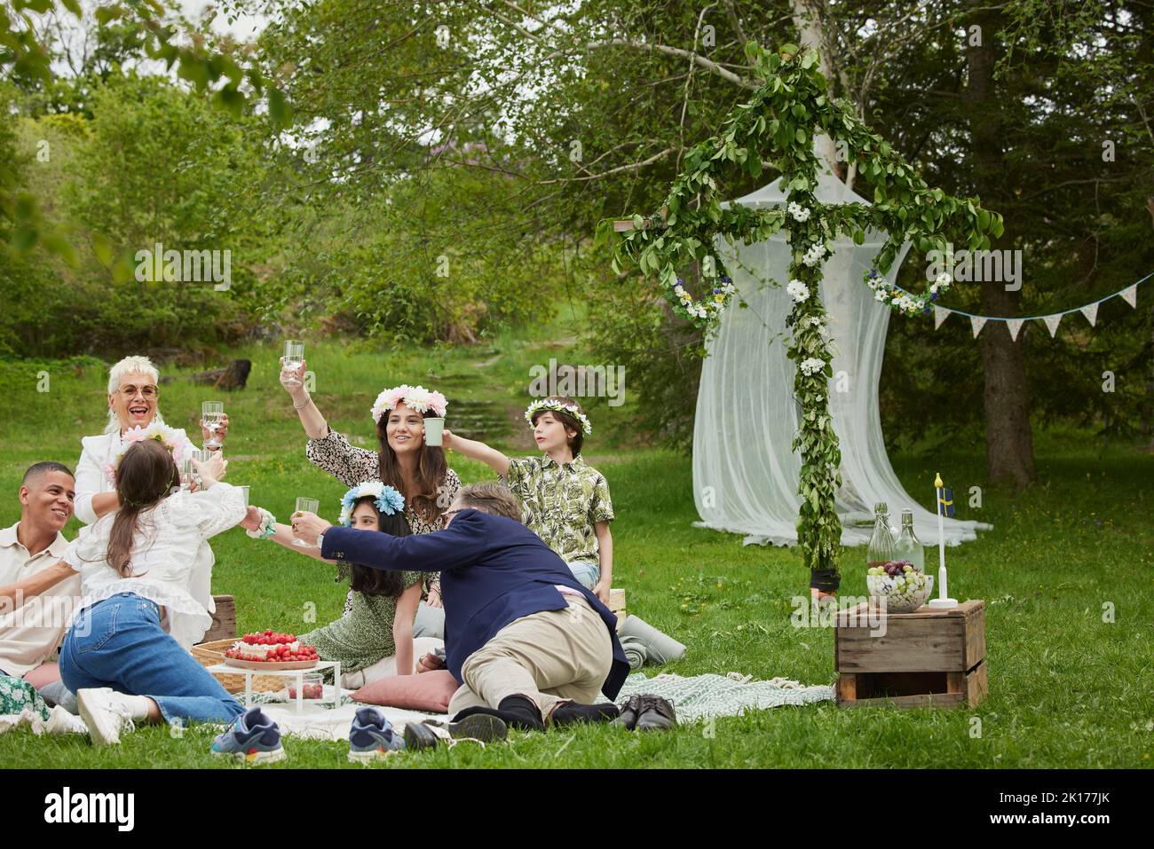 Large family picnic hi-res stock photography and images - Alamy