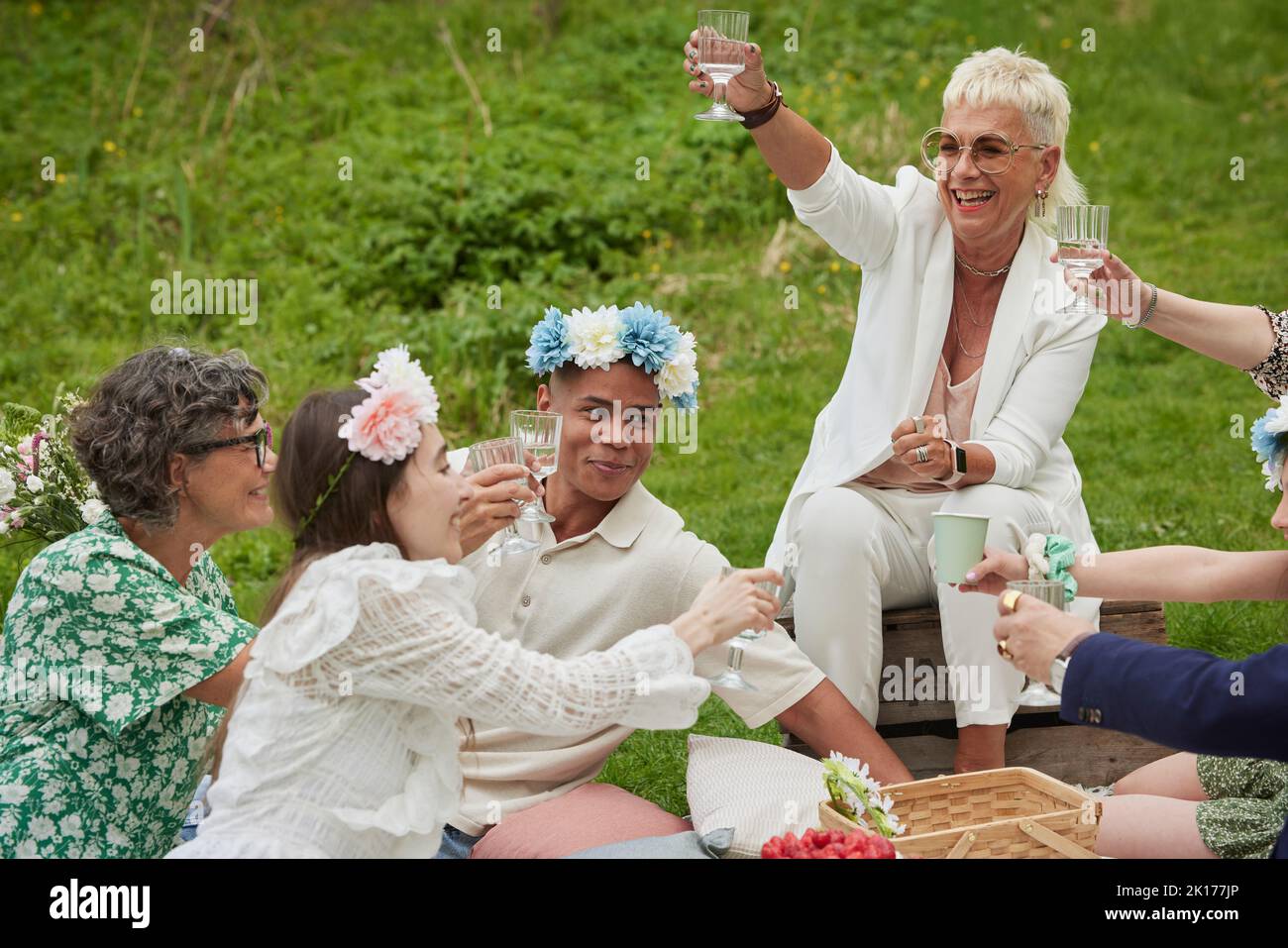 People having picnic hi-res stock photography and images - Alamy