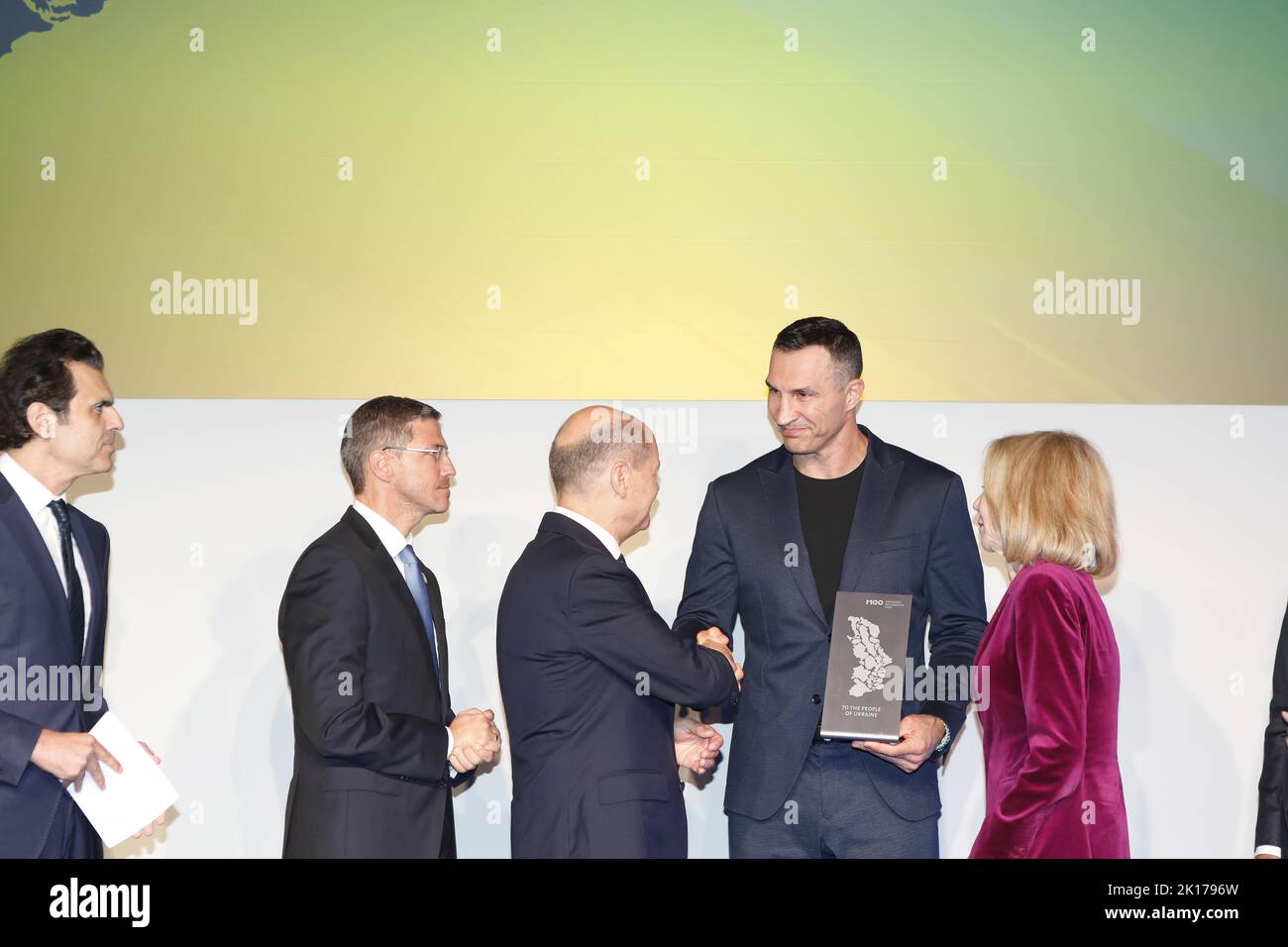 15/09/2022, Potsdam, Germany.  Ali Aslan, Mike Schubert, Olaf Scholz, Wladimir Klitschko, US Ambassador Amy Gutmann, at the award ceremony in the Orangerie Sanssouci in Sanssouci Park on September 15, 2022 in Potsdam, Germany. With the M100 Media Award, which sees itself as the 'Prize of the European Press', Year awarded the Ukrainian people. Wladimir Klitschko takes the award in his place. Stock Photo