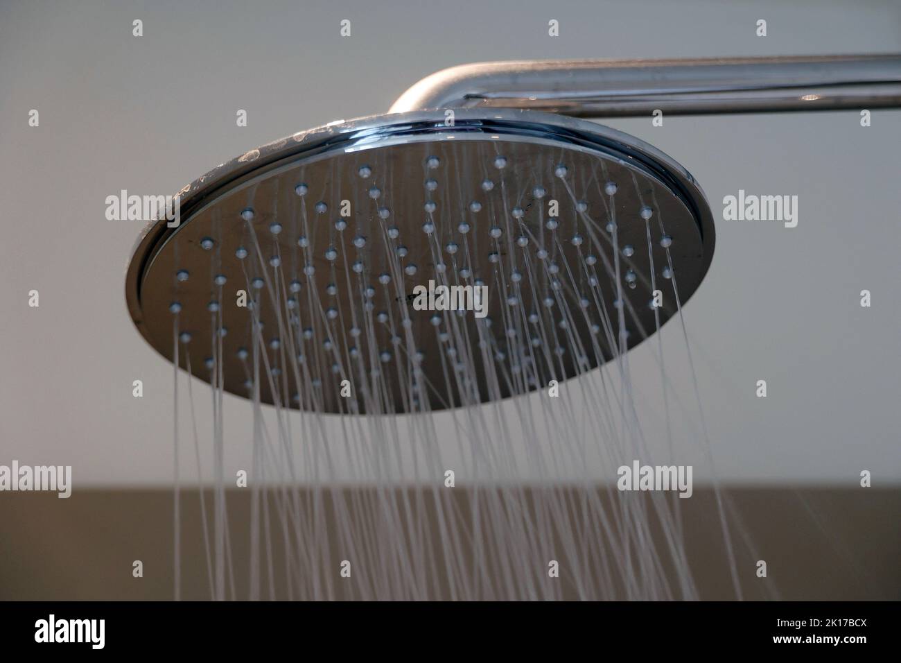 Deauville, Frankreich, 05.09.2022, Duschkopf einer Dusche mit fließenden Wasser in einem Badezimmer im Hotel Foto: Norbert Schmidt, Düsseldorf Stock Photo