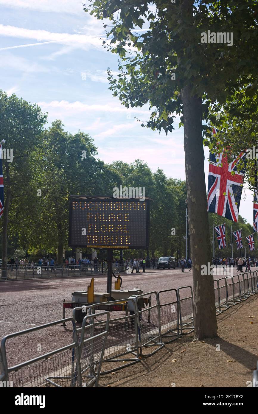 The Mall and St James's Park in London became the focus for the UK's mourning of Queen Elizabeth II: sign for floral tributes Stock Photo