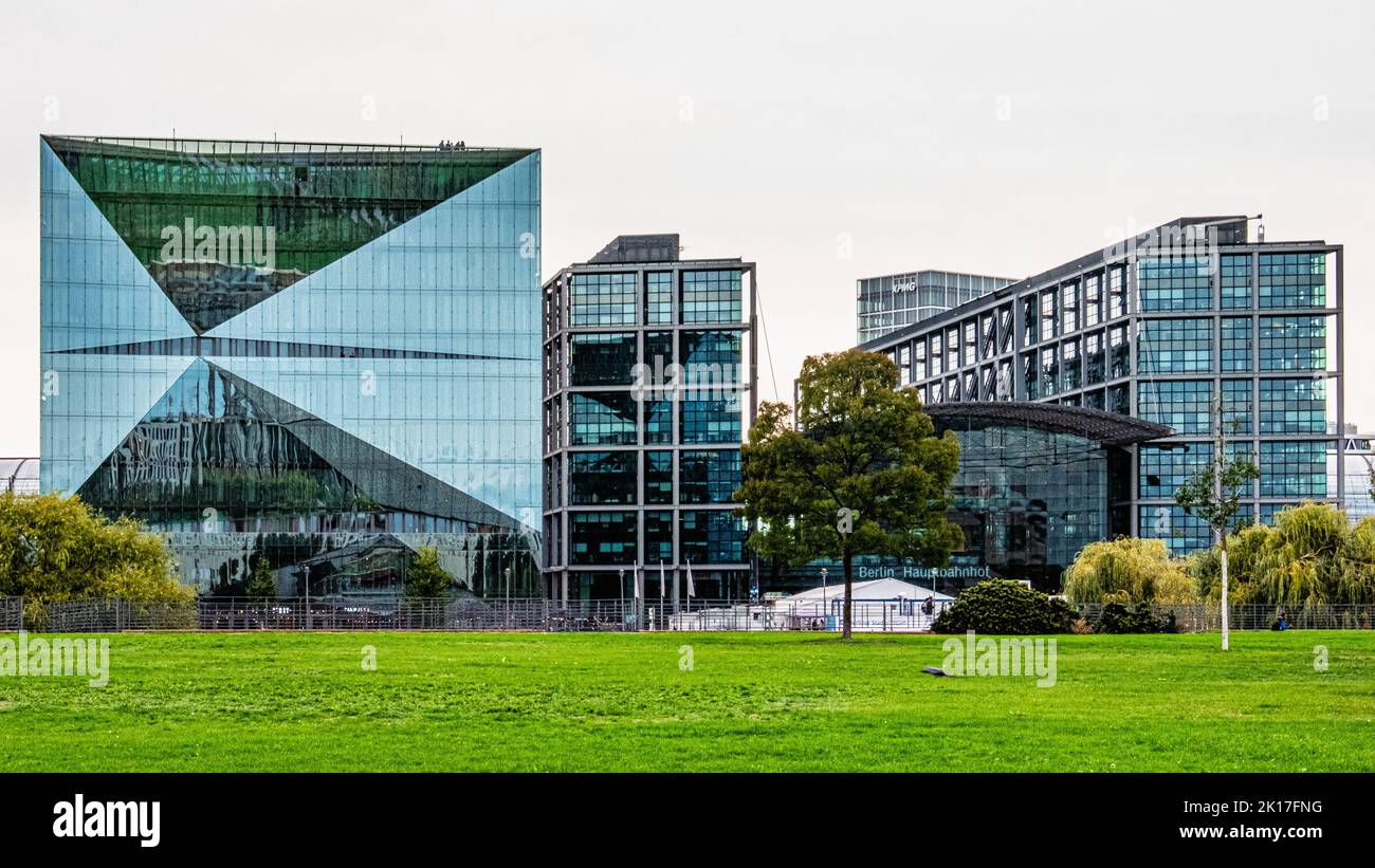 The Cube, Hauptbahnhof main railway station & white tent, welcome centre for Ukrainian refugees, Mitte, Berlin Stock Photo