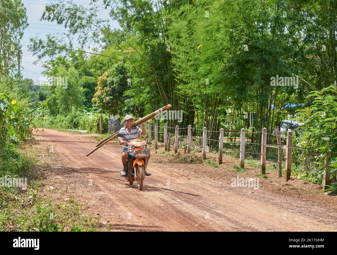 Man from the Lahu people, hill tribe, ethnic minority, carrying bamboo  poles, Mae Hong Song Province, Northern Thailand Stock Photo - Alamy