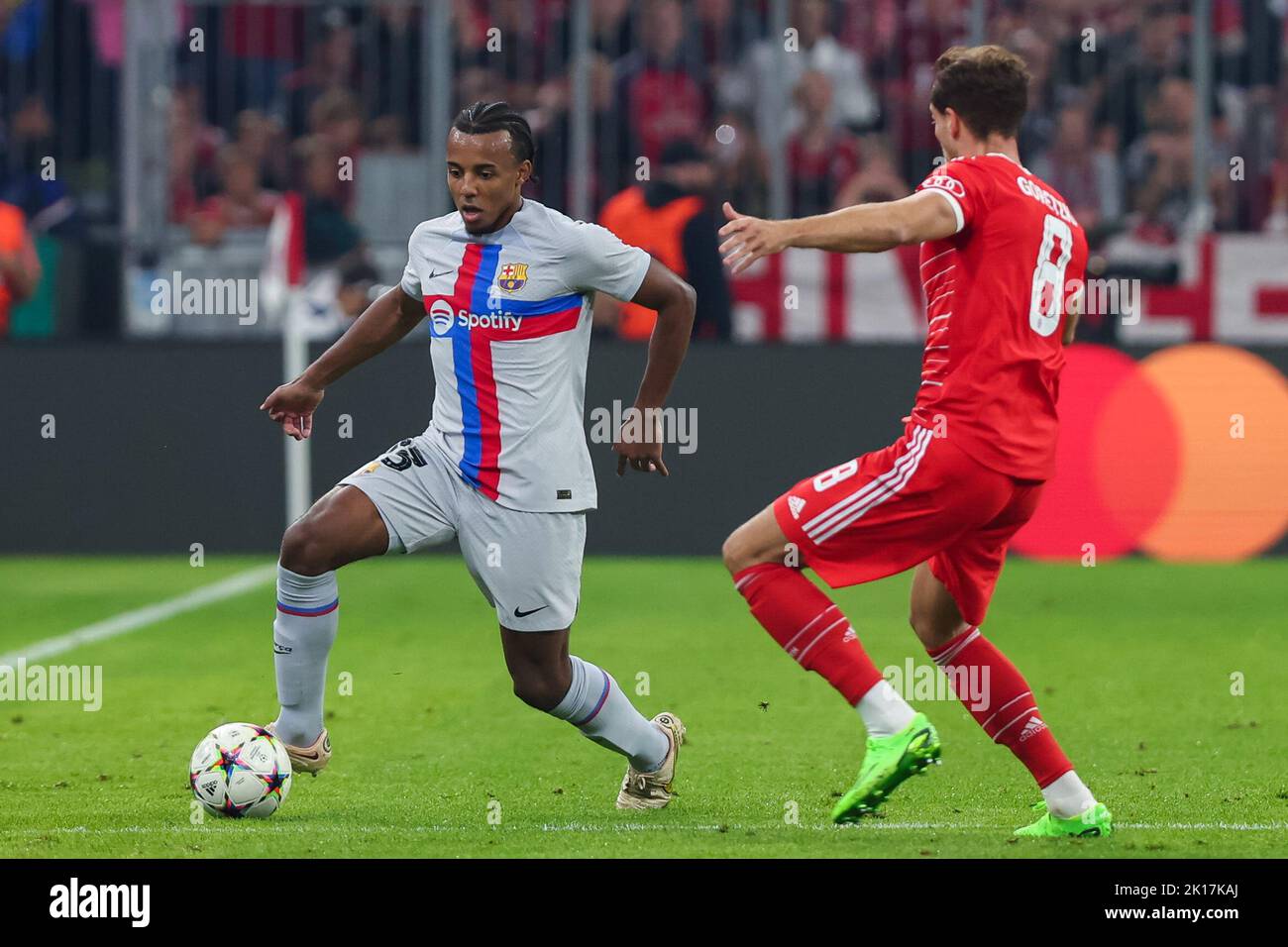 MUNCHEN, GERMANY - SEPTEMBER 13: Jules Kounde of FC Barcelona battles for the ball with Leon Goretzka of FC Bayern Munchen during the Group C - UEFA Champions League match between FC Bayern Munchen and FC Barcelona at the Allianz Arena on September 13, 2022 in Munchen, Germany (Photo by DAX Images/Orange Pictures) Stock Photo
