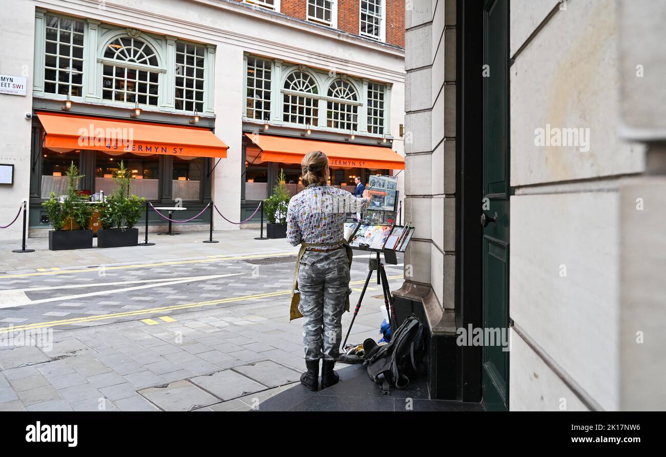 London Views - An artist paints the Fortnum & Mason's 45 Jermyn Street restaurant Stock Photo
