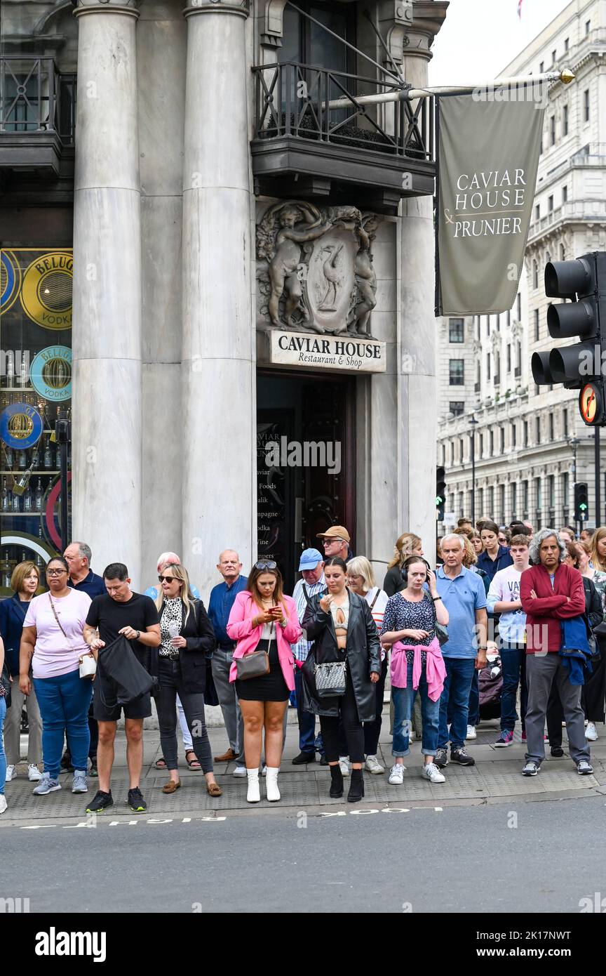London Views - Crowds outside Caviar House & Prunier restaurant in Piccadilly Stock Photo