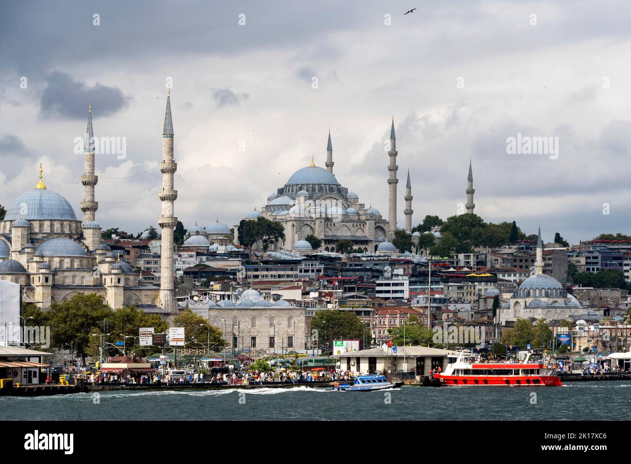 Türkei, Istanbul, Eminönü, Pier der Fährschiffe, links die Minarette der Yeni Cami, am Hügel die Süleymaniye-Camii und rechts unten die Rüstem-Pasa-Ca Stock Photo