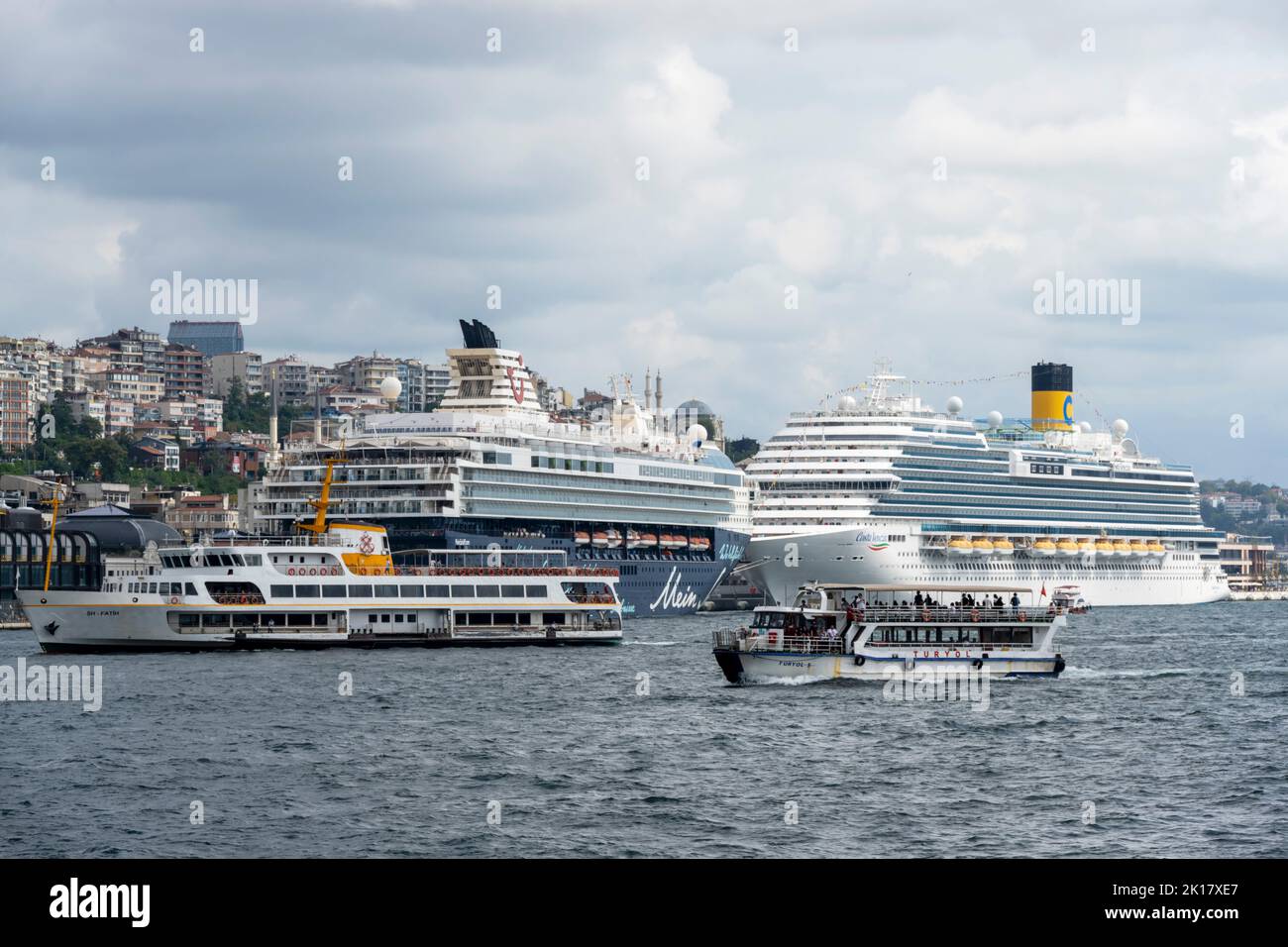 Türkei, Istanbul, Kreuzfahrtschiffe am Pier im Stadtteil Karaköy Stock Photo