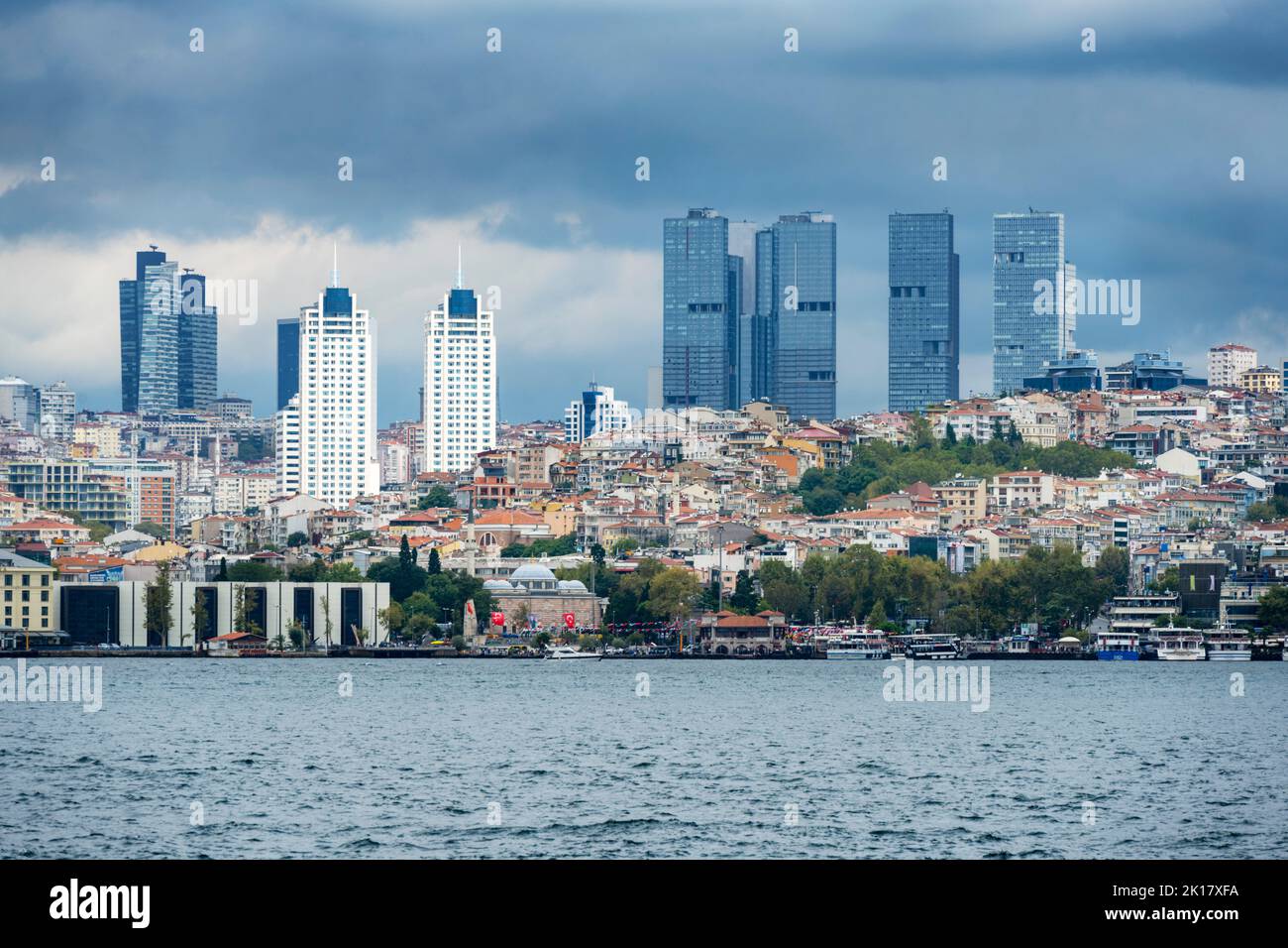Türkei, Istanbul, Blick über den Bosporus auf die Hochhäuser von Levent Stock Photo