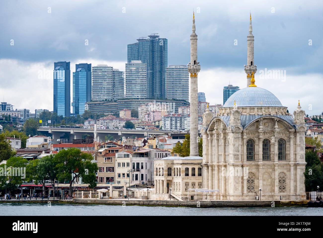 Türkei, Istanbul, Blick über den Bosporus auf die Hochhäuser von Levent und die Schiff, Kreuzfahrtschiffe, Schiffe, cruise ship, boat, cruiser, sea, Stock Photo