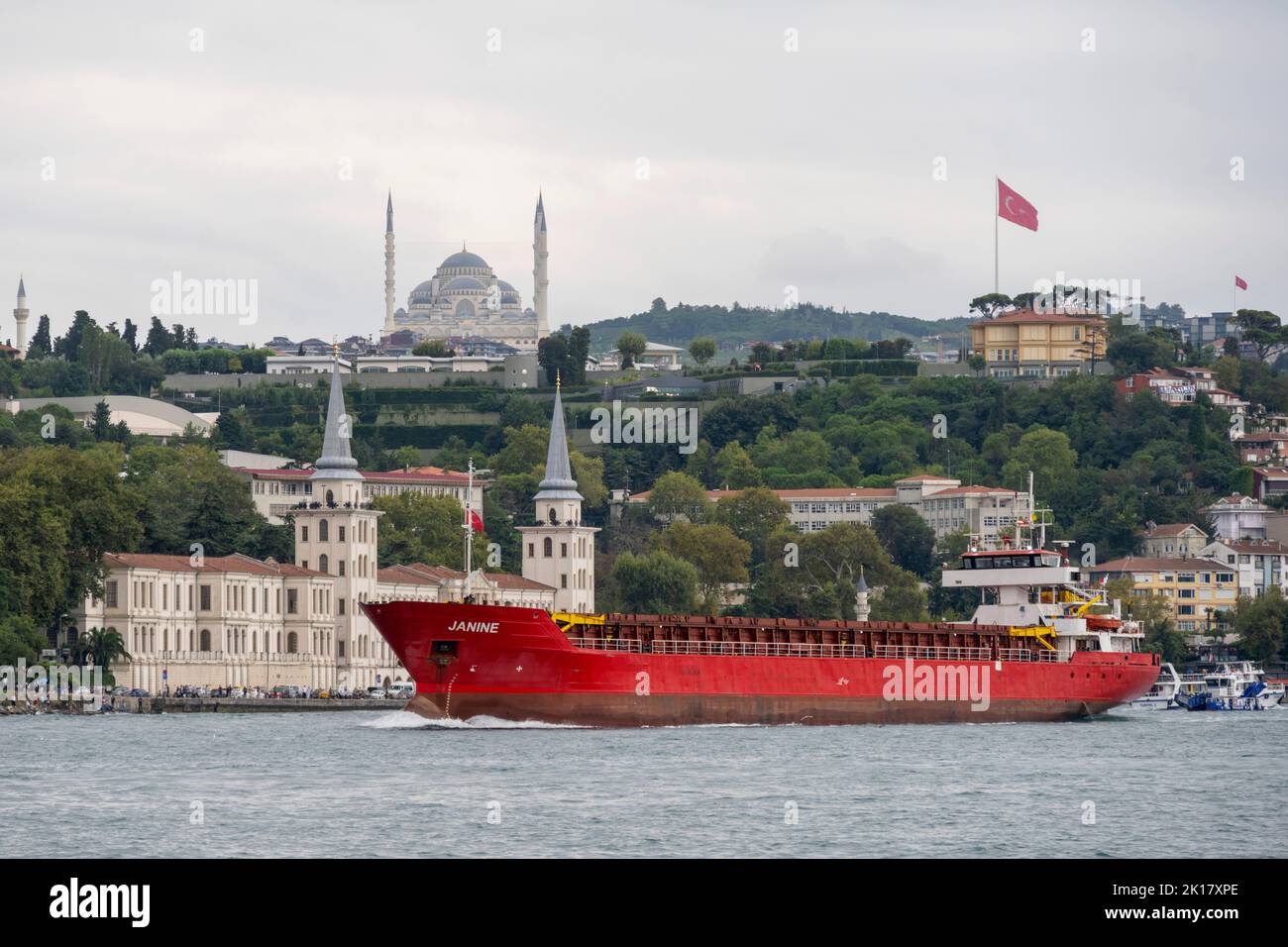 Türkei, Istanbul, Cengelköy, Frachtschiff am Bosporus vor der Kuleli Militärakademie und Çamlıca-Moschee Stock Photo