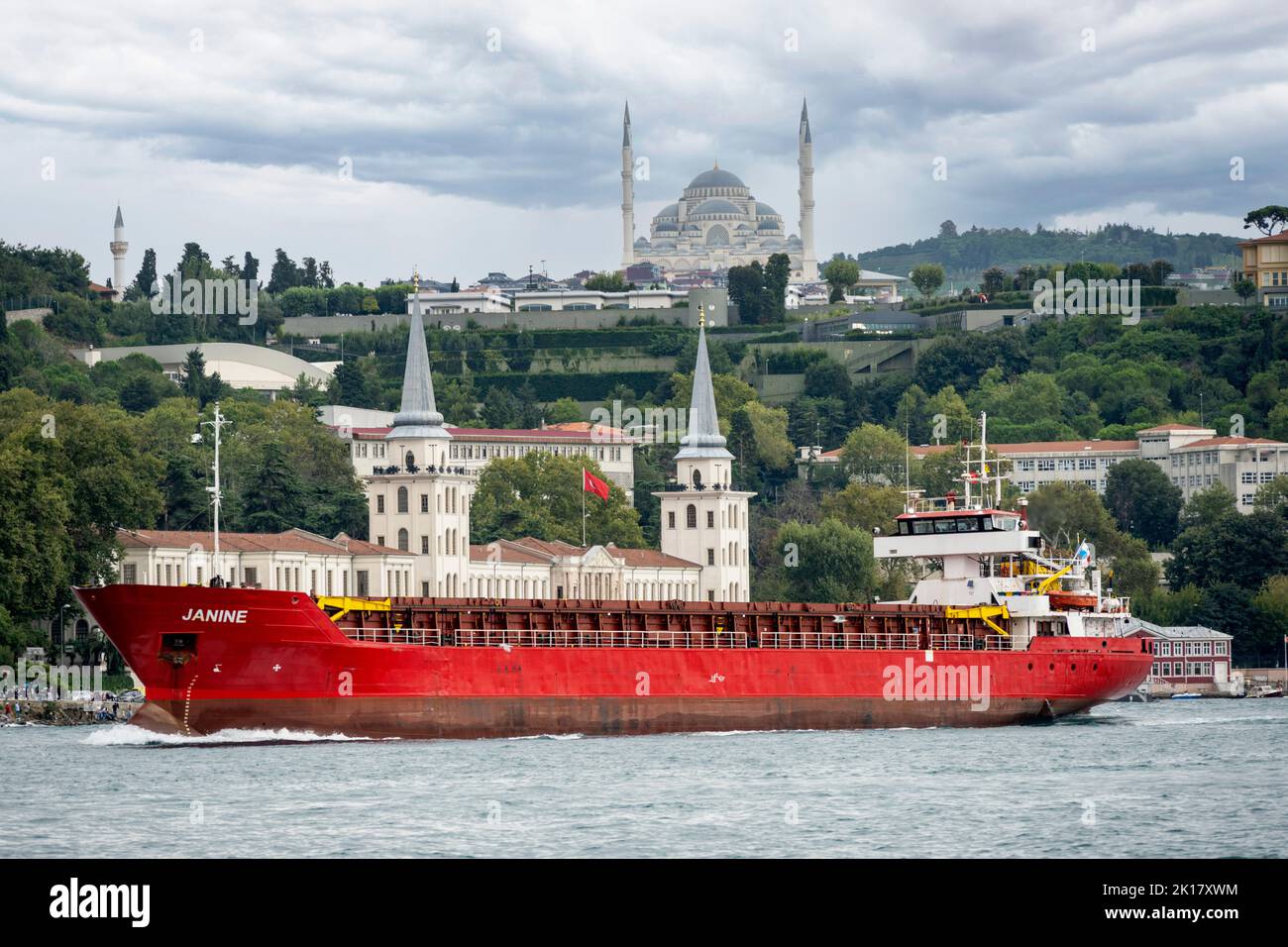 Türkei, Istanbul, Cengelköy, Frachtschiff am Bosporus vor der Kuleli Militärakademie und Çamlıca-Moschee Stock Photo