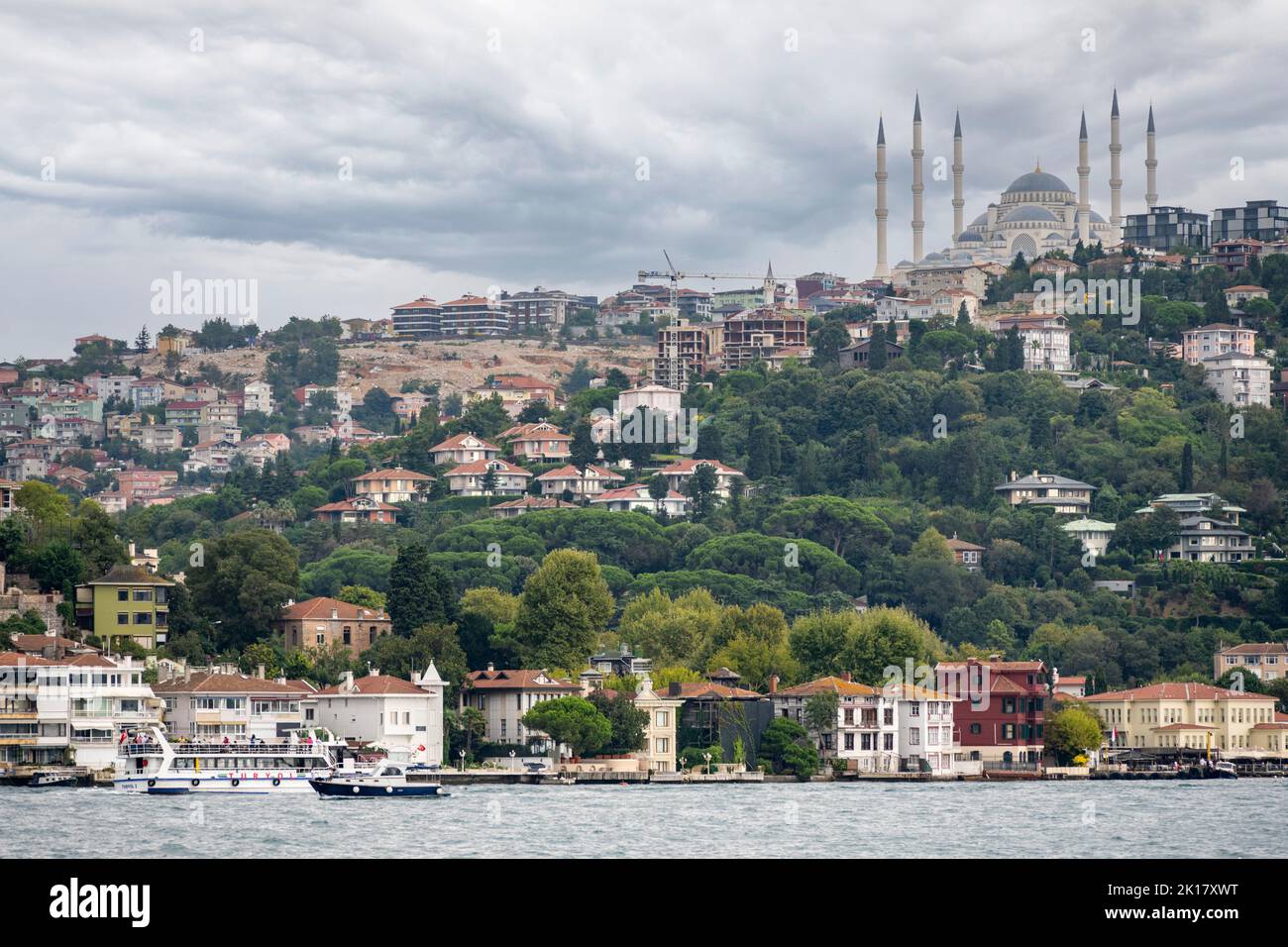 Türkei, Istanbul, Cengelköy, Blick vom Bosporus zur Çamlıca-Moschee Stock Photo