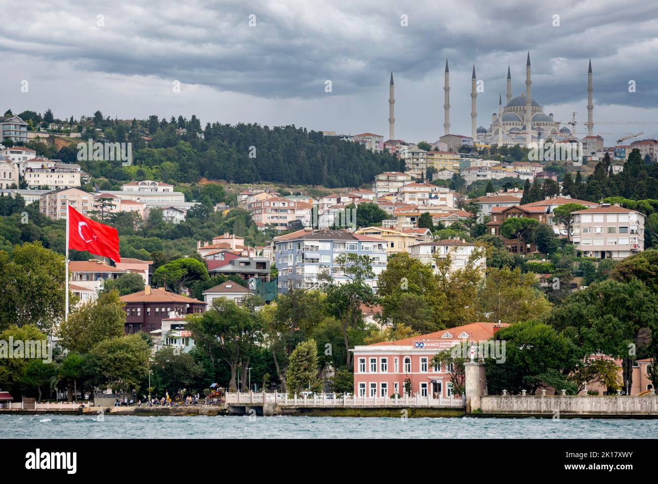 Türkei, Istanbul, Cengelköy, Blick vom Bosporus zur Çamlıca-Moschee Stock Photo