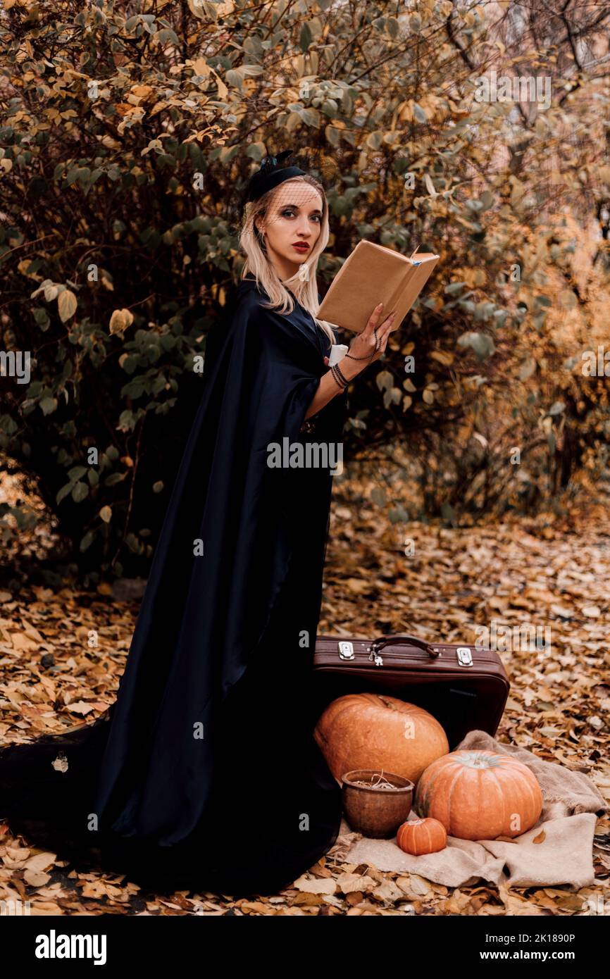 Black cloak hi-res stock photography and images - Alamy
