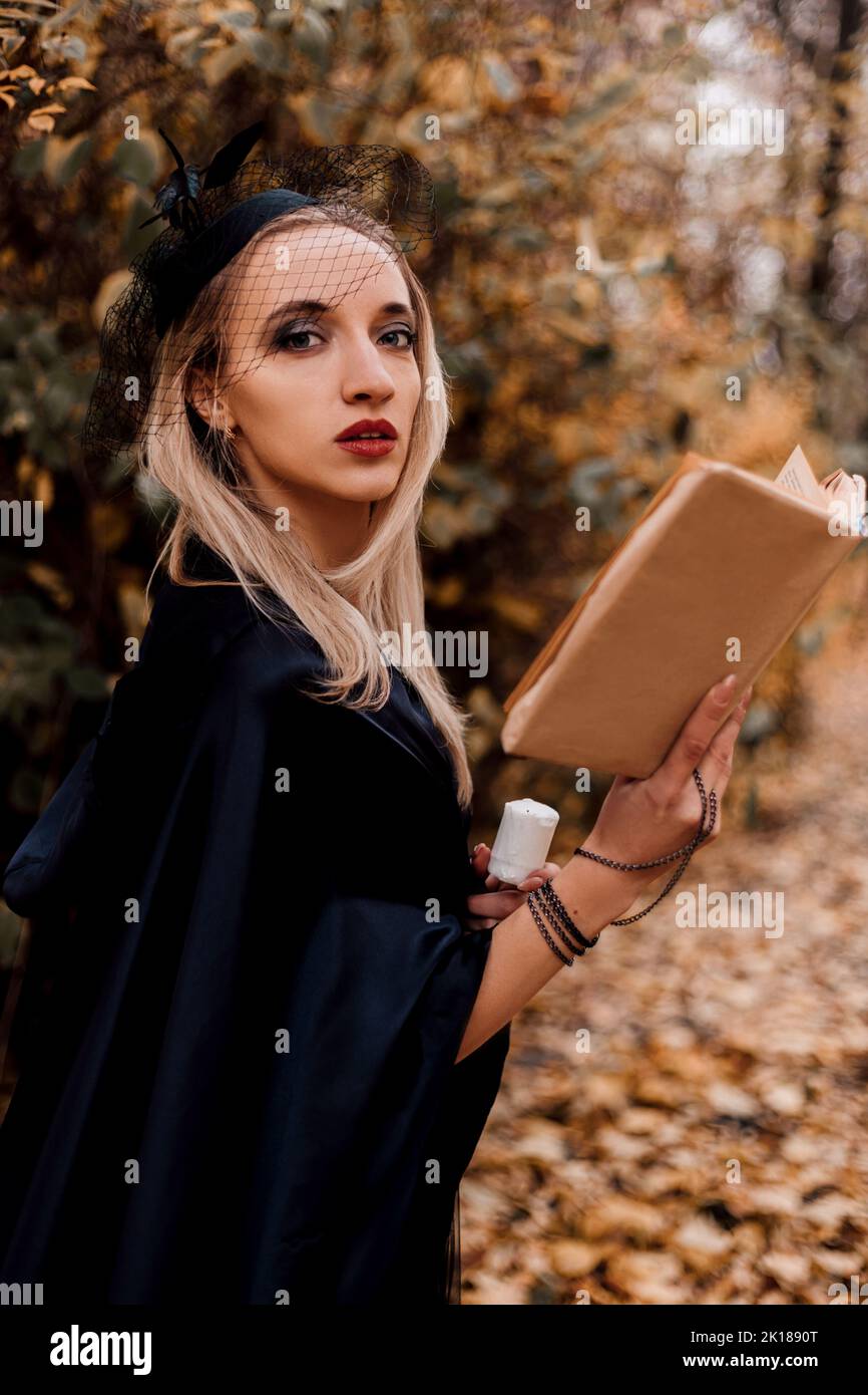 Black cloak hi-res stock photography and images - Alamy