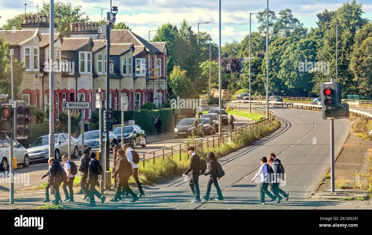 Glasgow, Scotland, UK  16th September,  2022. UK Weather: Sunny saw locals and tourists on the streets of the town centre.  Schoolkids make their way home after school en masse. Credit Gerard Ferry/Alamy Live News Stock Photo
