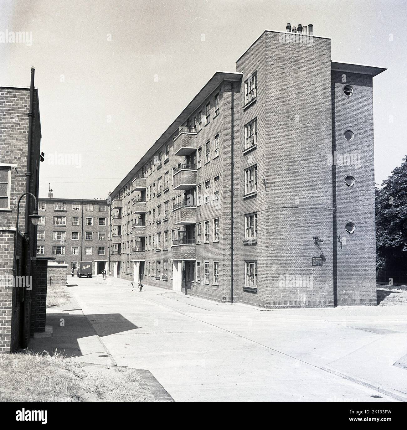1950s, historical, new post-war housing esate, Hendon, North London, England, UK, view of the brick building and inner court yard. Stock Photo