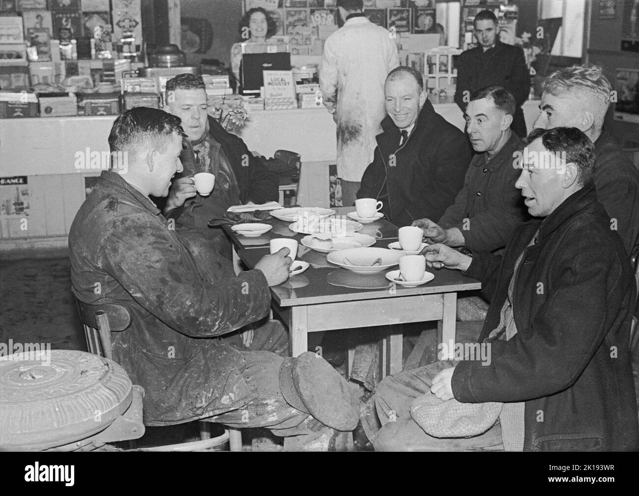 Trading Table Black And White Stock Photos Images Alamy trading-table-black-and-white-stock-photos-images-alamy