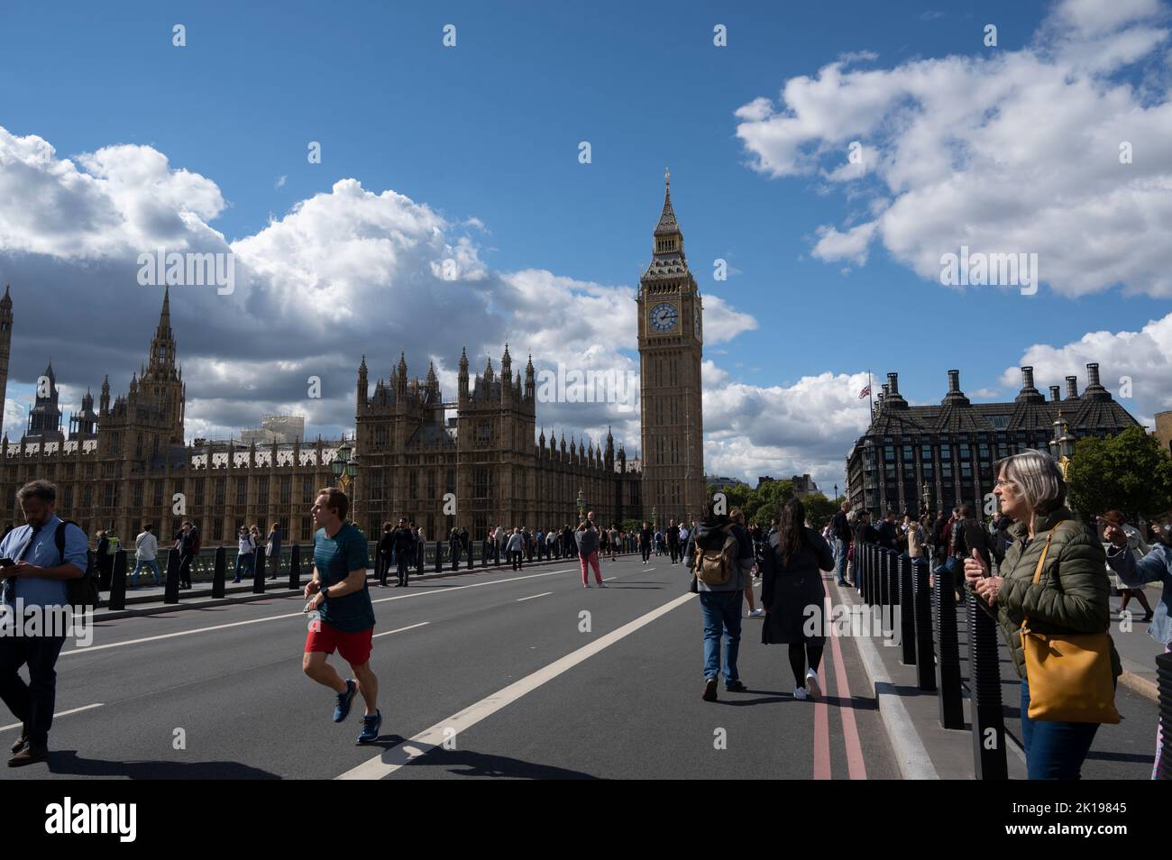 No traffic on Westminst Bridge as people queue to see the lying-in-state of the late Queen Elizabeth 11 . Stock Photo