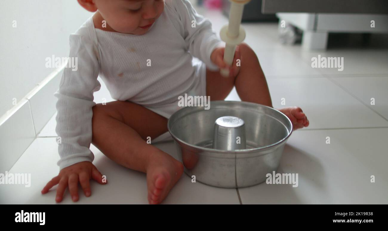Child reaching knife hires stock photography and images Alamy