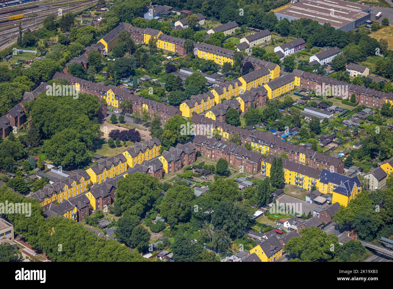 Aerial view, Duisburg Jupp colony, workers housing estate with row houses, Steigerstraße and Glückaufstraße with green courtyard, Alt-Hamborn, Duisbur Stock Photo