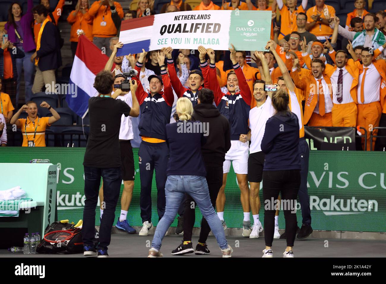Netherlands' Botic Van de Zandschulp, Tallon Griekspoor, Tim Van Rijthoven, Wesley Koolhof, Matwe Middelkoop and coach Paul Haarguis (right) celebrates qualifying for the next round of the Davis Cup by Rakuten 2022 after the group stage matches against Great Britain at the Emirates Arena, Glasgow. Stock Photo