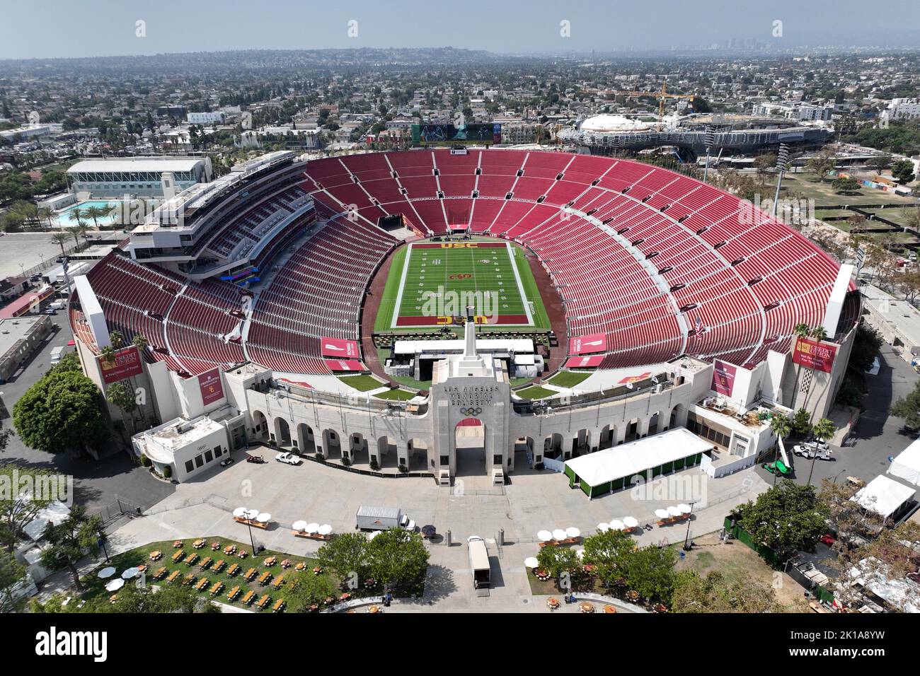 Los Angeles, USA. 16th Sep, 2022. A general overall aerial view of the Los Angeles Memorial Coliseum peristyle and Olympic torch, Friday, Sept. 16, 2022, in Los Angeles. The stadium is the home of the Southern California Trojans (USC) football team.   (Photo by Image of Sport/Sipa USA) Credit: Sipa US/Alamy Live News Stock Photo