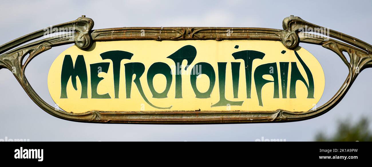 Sign with the subway logo (yellow and green symbol) in front of a ...