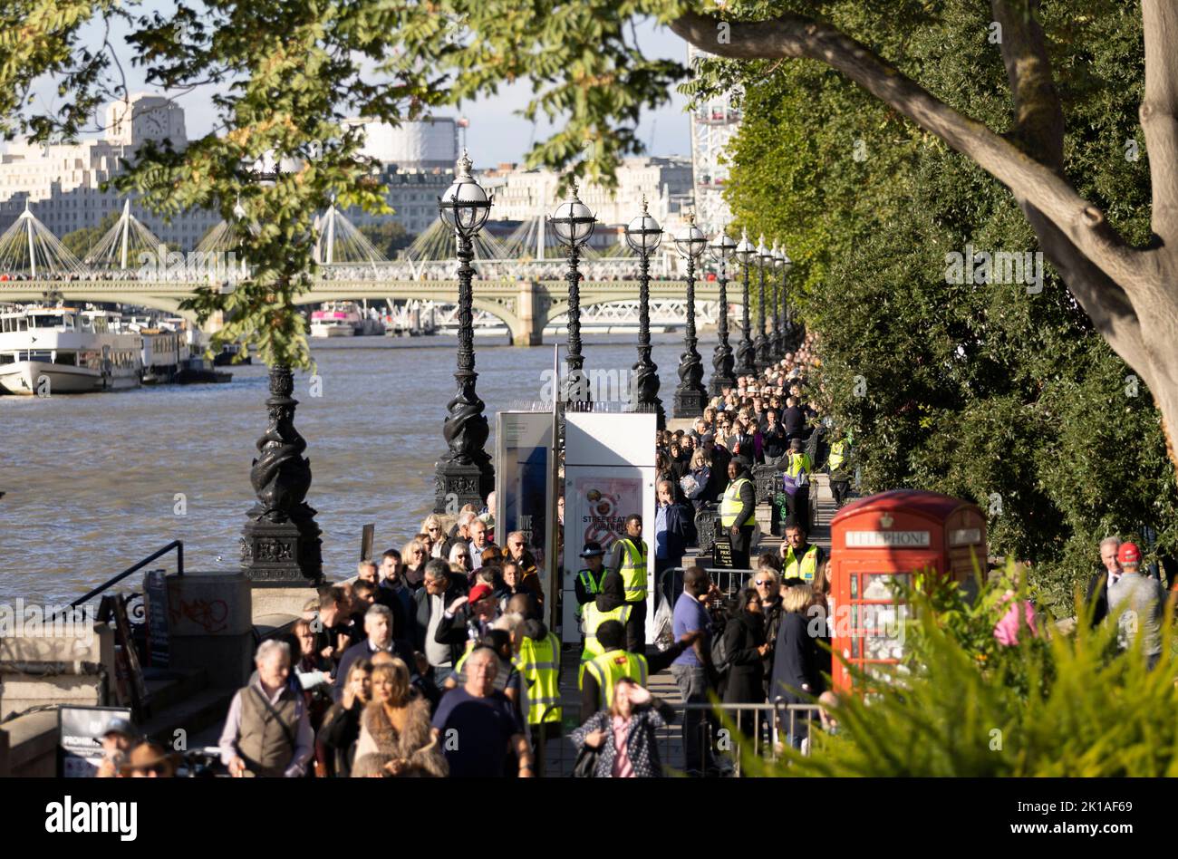 Respect The Queue London, UK. 16th Sep 2022. People queue to pay their respect at ...