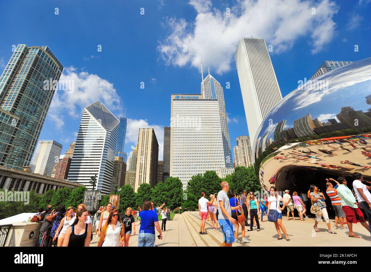 Chicago, Illinois, USA. People flock to one of the city's most popular artistic attractions, the Cloud Gate sculpture in Millennium Park. Stock Photo