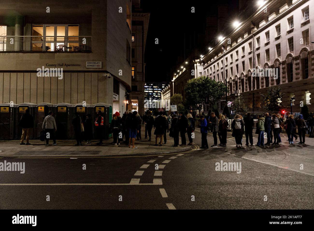 London, UK. 16th Sep, 2022. Members of the public queue for toilet while queuing to pay respect to Britain's Queen Elizabeth, following her death, in London, Britain September 16, 2022. Credit: ZUMA Press, Inc./Alamy Live News Stock Photo