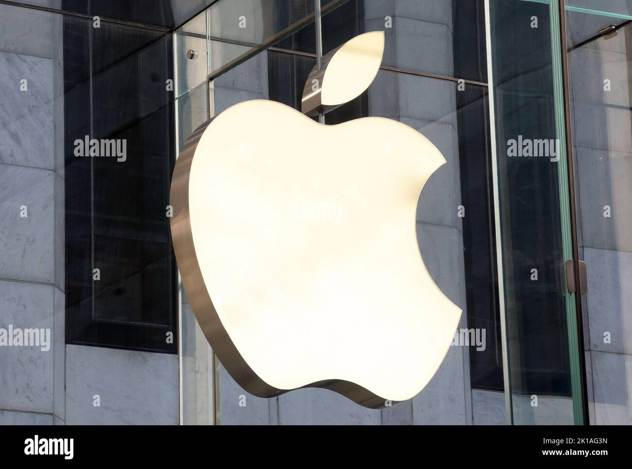 New York, NY, USA. 16th Sep, 2022. View of the Apple Store during today's iPhone 14 launch at Apple's 5th Avenue store in New York City on September 16, 2022. Credit: Rw/Media Punch/Alamy Live News Stock Photo