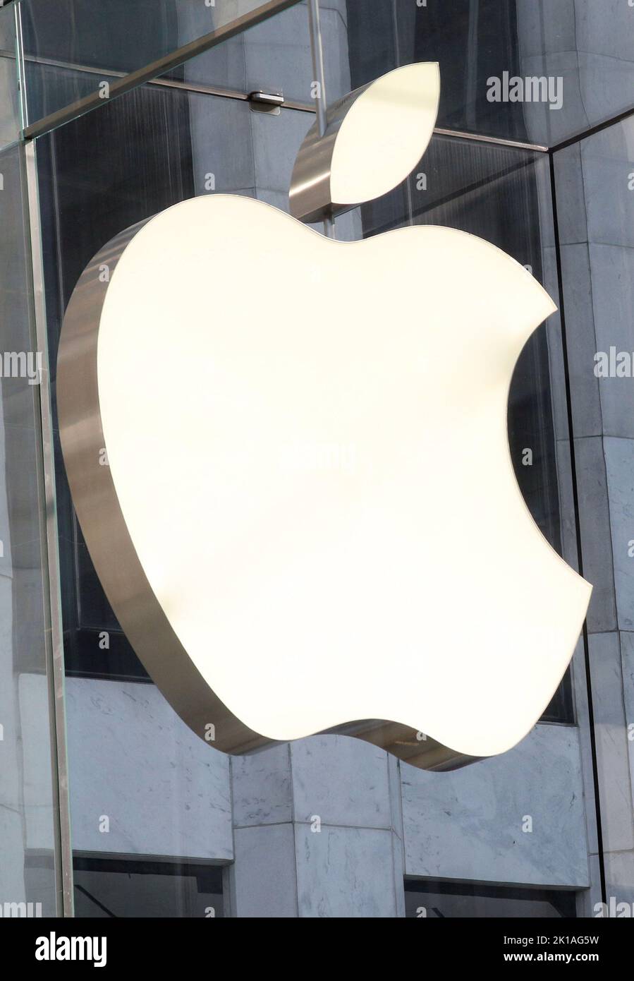 New York, NY, USA. 16th Sep, 2022. View of the Apple Store during today's iPhone 14 launch at Apple's 5th Avenue store in New York City on September 16, 2022. Credit: Rw/Media Punch/Alamy Live News Stock Photo