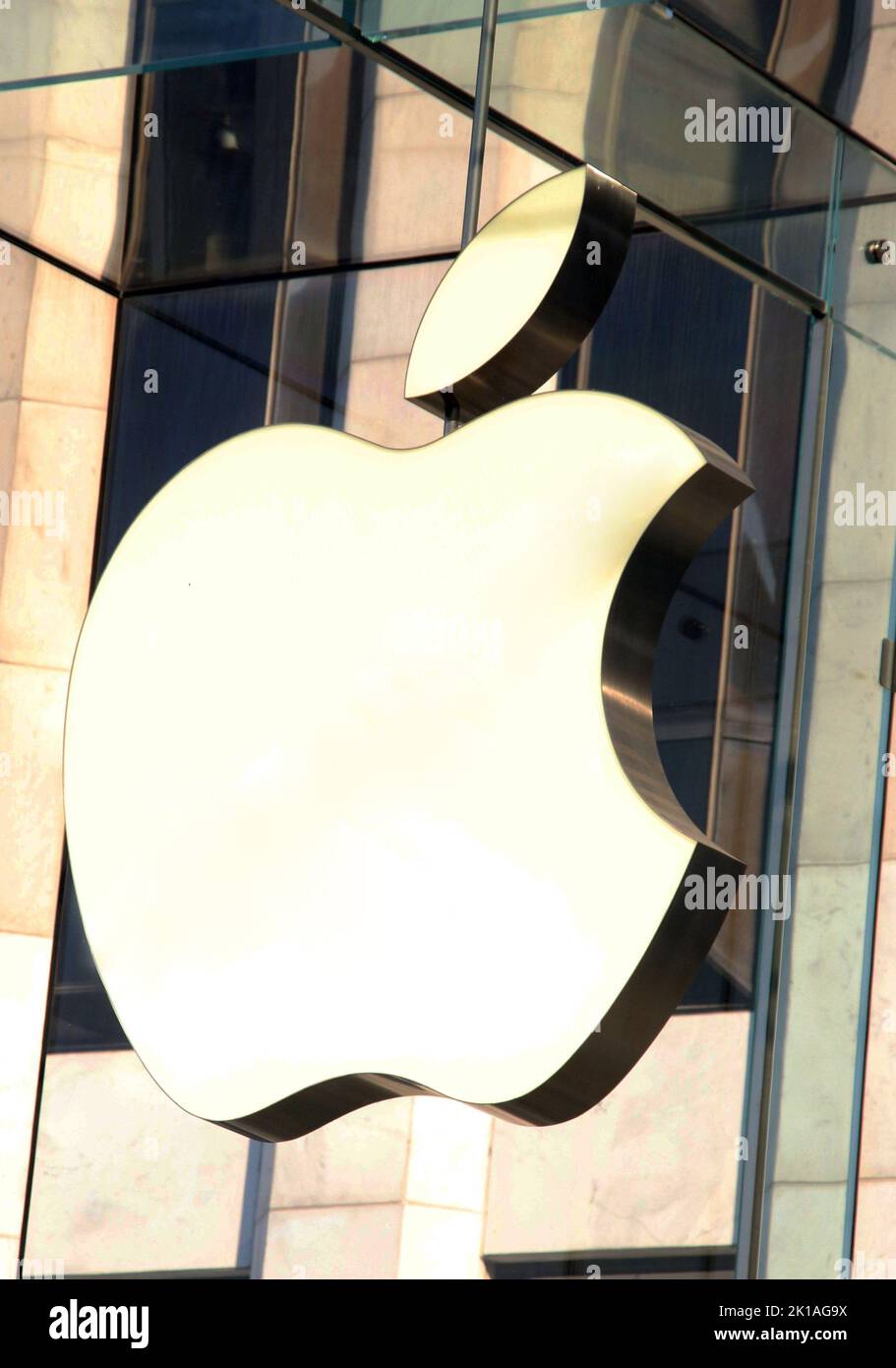 New York, NY, USA. 16th Sep, 2022. View of the Apple Store during today's iPhone 14 launch at Apple's 5th Avenue store in New York City on September 16, 2022. Credit: Rw/Media Punch/Alamy Live News Stock Photo