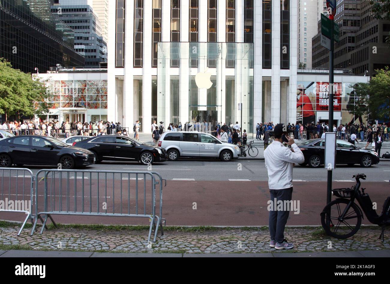 New York, NY, USA. 16th Sep, 2022. View of the Apple Store during today's iPhone 14 launch at Apple's 5th Avenue store in New York City on September 16, 2022. Credit: Rw/Media Punch/Alamy Live News Stock Photo