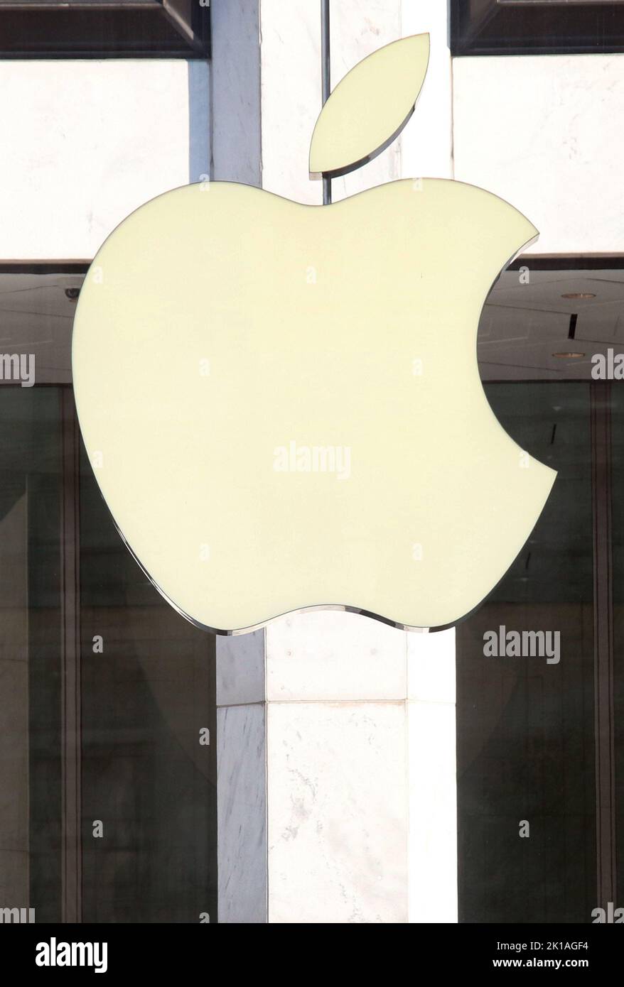 New York, NY, USA. 16th Sep, 2022. View of the Apple Store during today's iPhone 14 launch at Apple's 5th Avenue store in New York City on September 16, 2022. Credit: Rw/Media Punch/Alamy Live News Stock Photo