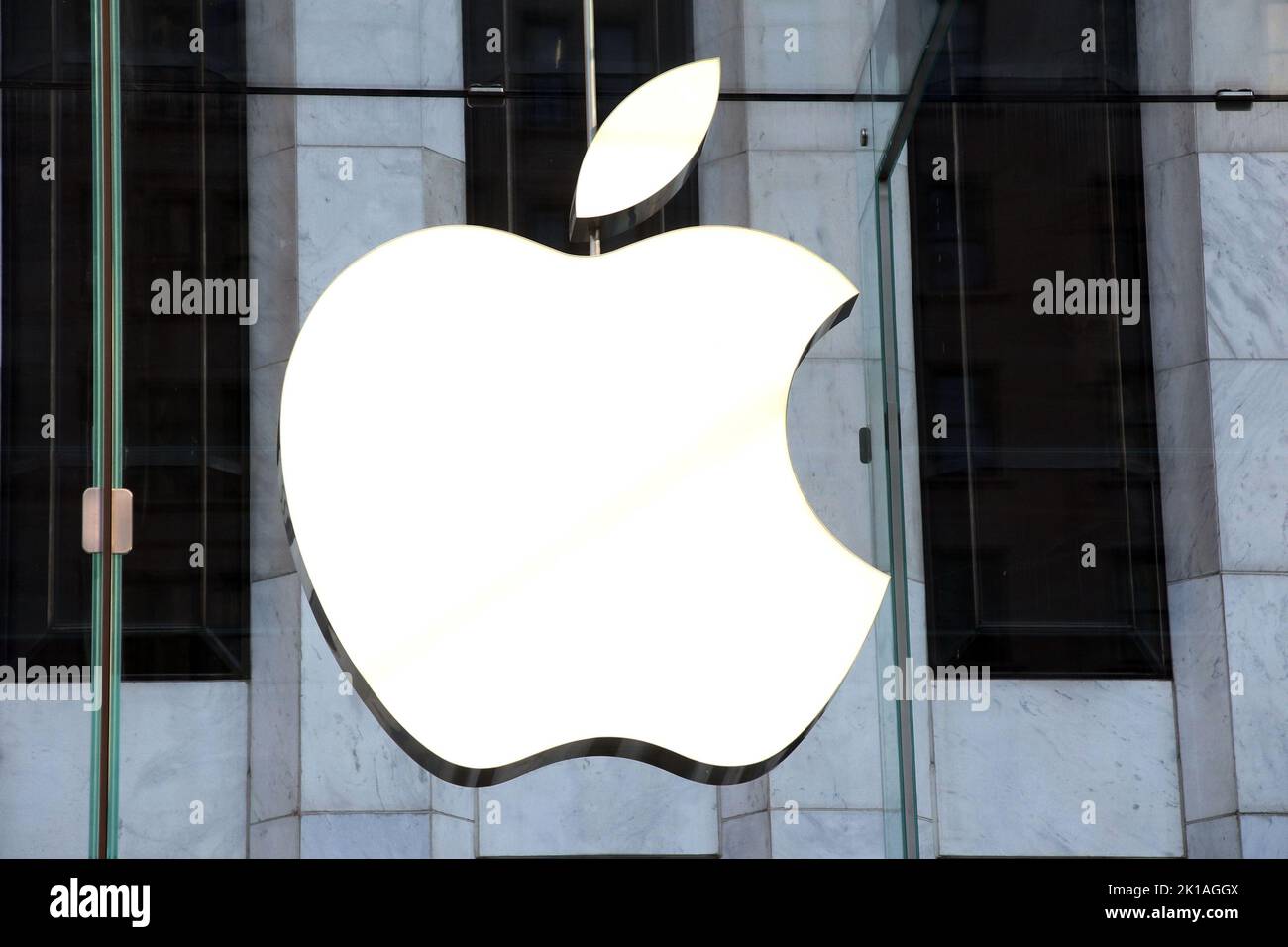 New York, NY, USA. 16th Sep, 2022. View of the Apple Store during today's iPhone 14 launch at Apple's 5th Avenue store in New York City on September 16, 2022. Credit: Rw/Media Punch/Alamy Live News Stock Photo