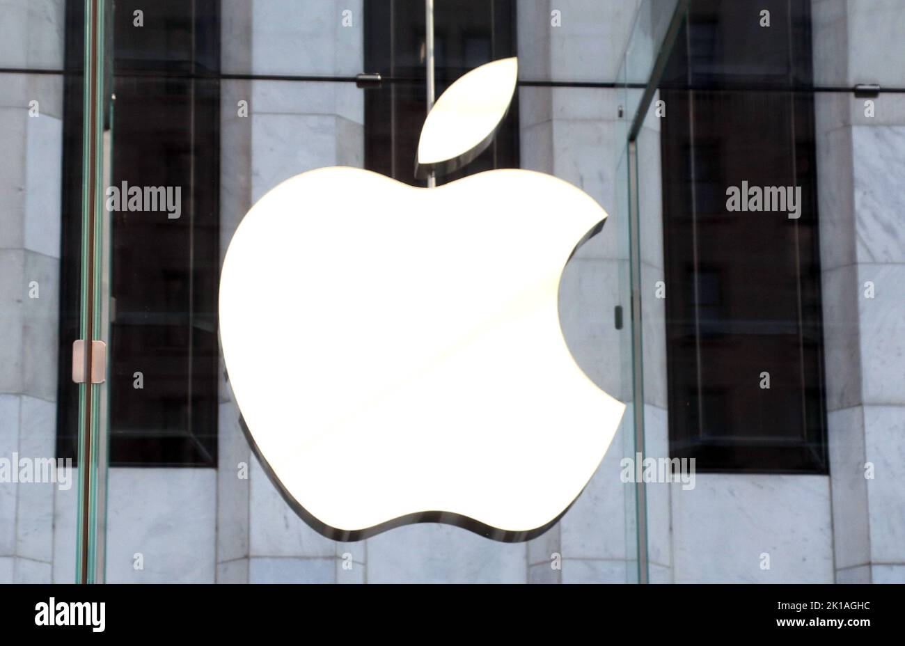 New York, NY, USA. 16th Sep, 2022. View of the Apple Store during today's iPhone 14 launch at Apple's 5th Avenue store in New York City on September 16, 2022. Credit: Rw/Media Punch/Alamy Live News Stock Photo