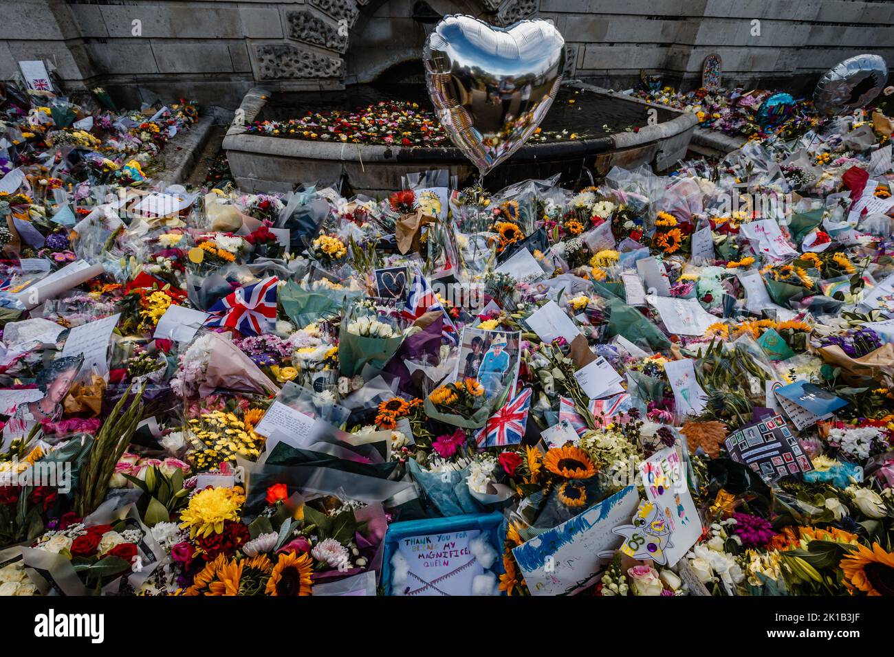 Hearts and flowers at St. James's Park as a tribute to the late Queen Elizabeth. Stock Photo