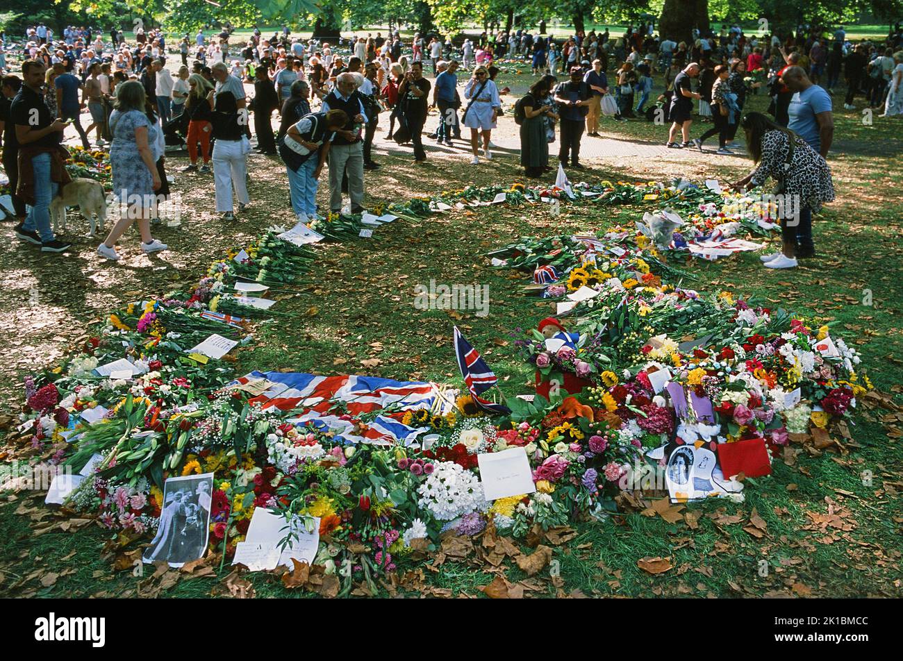 Crowds and floral tributes to Queen Elizabeth II in Green Park, London UK, on the 12th September 2022 Stock Photo